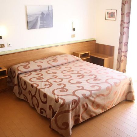 Hotel Helga Каорле Экстерьер фото