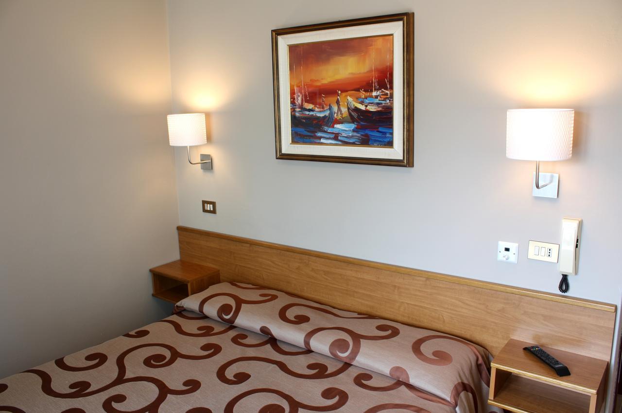 Hotel Helga Каорле Экстерьер фото
