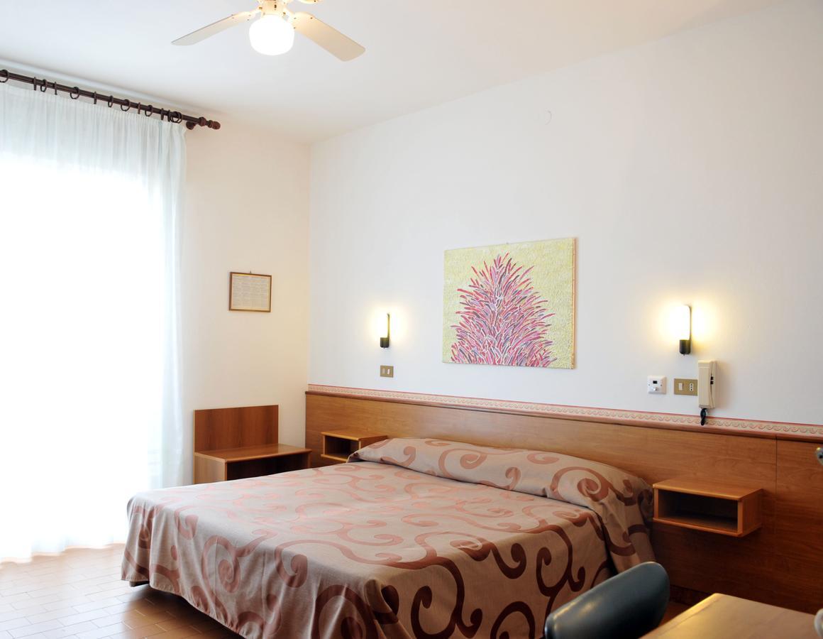 Hotel Helga Каорле Экстерьер фото