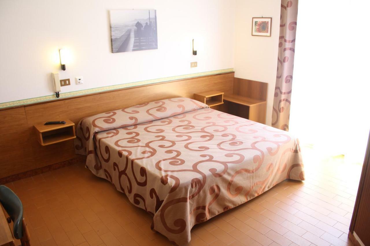 Hotel Helga Каорле Экстерьер фото