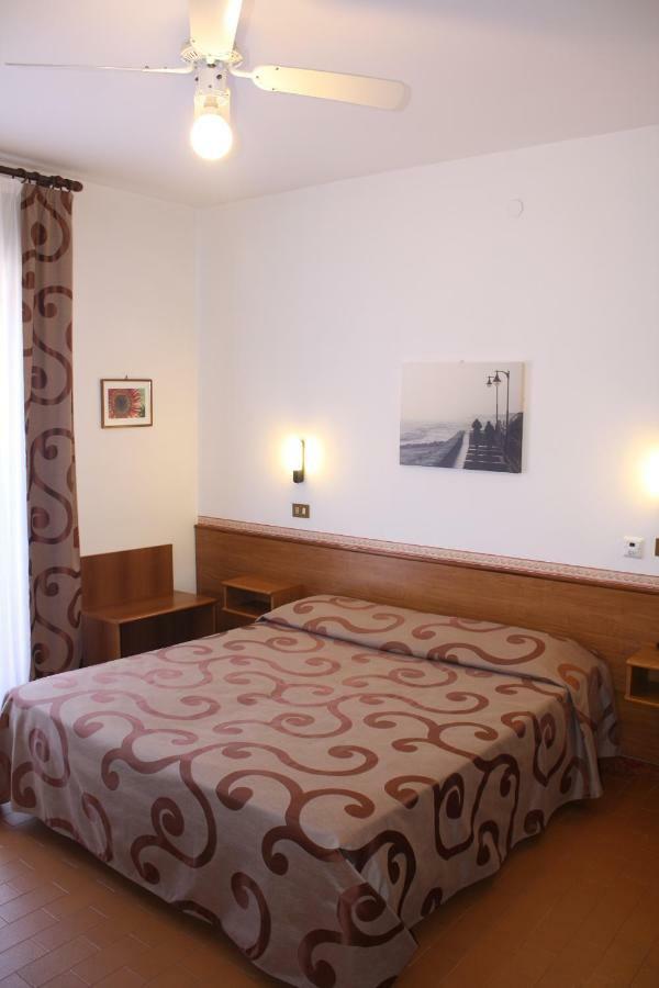 Hotel Helga Каорле Экстерьер фото