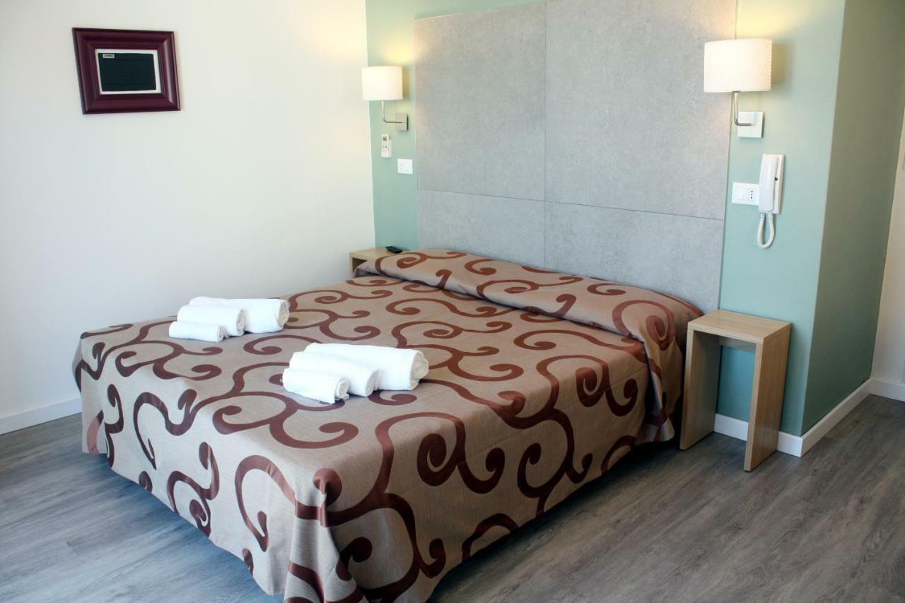 Hotel Helga Каорле Экстерьер фото